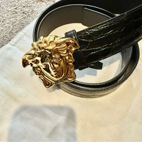 Black Belt with Gold Medusa excellent condition just worn 3 times - Picture 1 of 8